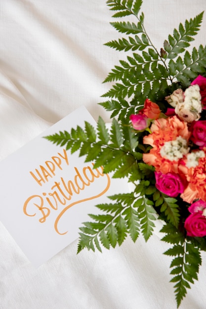 Photo happy birthday card with flowers arrangement