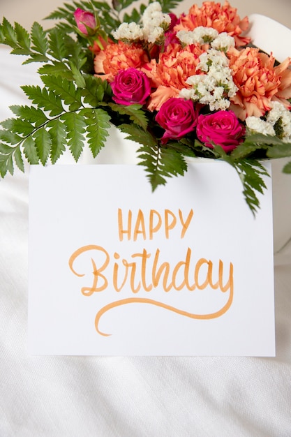 Photo happy birthday card with flowers arrangement