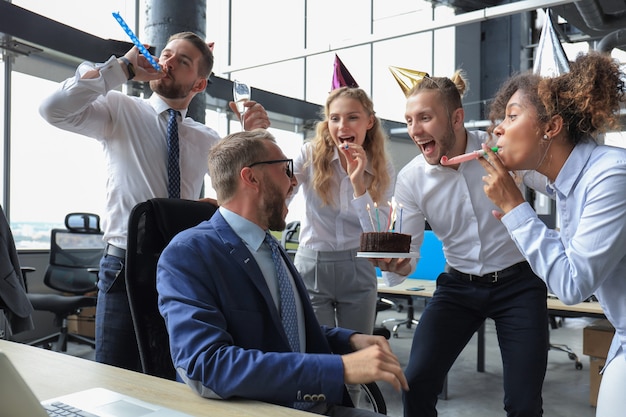 Фото С днем рождения. празднование в офисе с коллегами.
