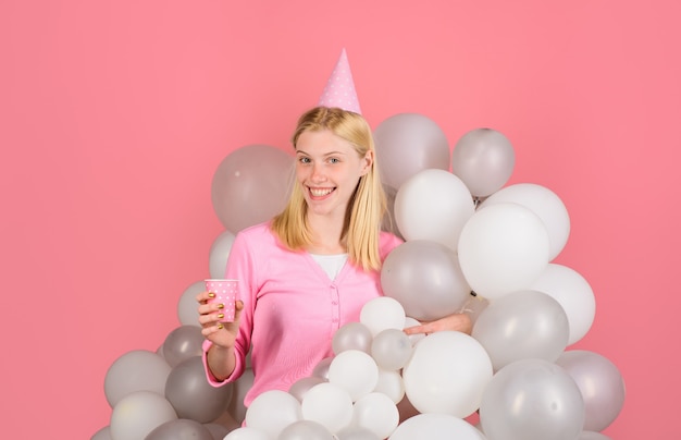 お誕生日おめでとうお祝いパーティーのお祝い風船で風船パーティー気分美少女