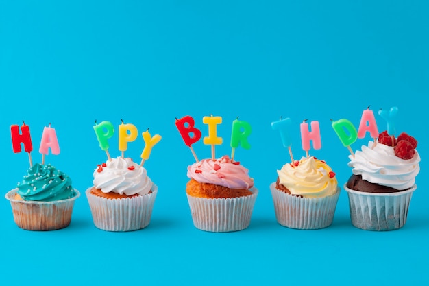 Cupcakes di buon compleanno su sfondo colorato luminoso