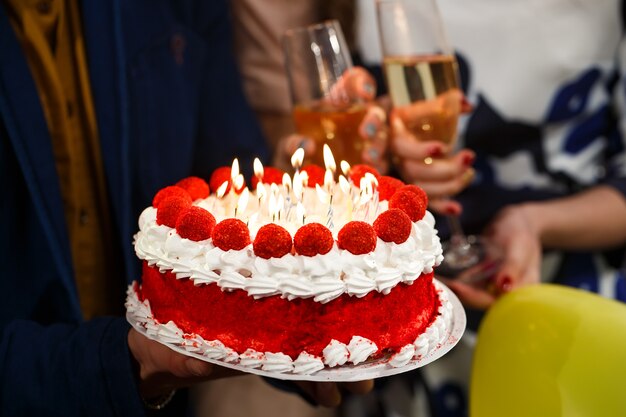 Foto buon compleanno! gruppo di persone in possesso di torta.