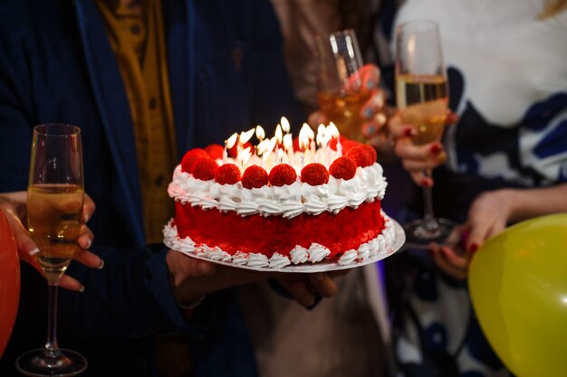 Foto buon compleanno! gruppo di persone in possesso di torta.