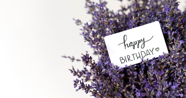 Foto bouquet di lavanda di buon compleanno con copia spazio