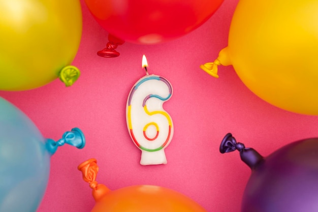 Фото Праздничная свеча с днем рождения номер 6 с разноцветными воздушными шарами