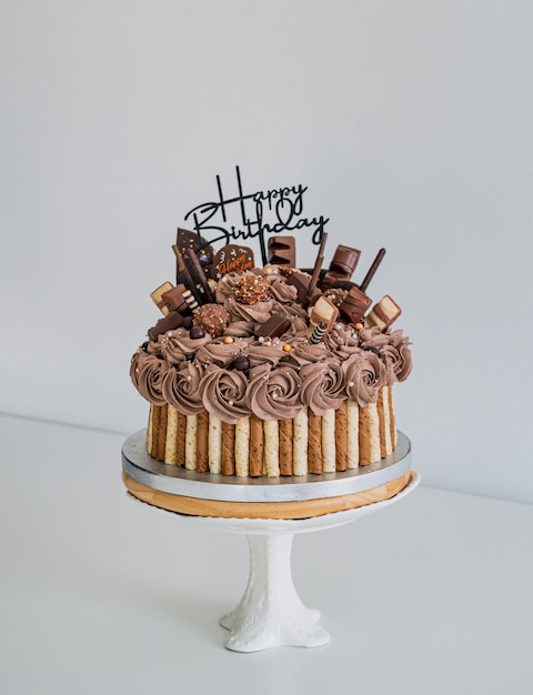 Foto etichetta di buon compleanno sulla torta al cioccolato