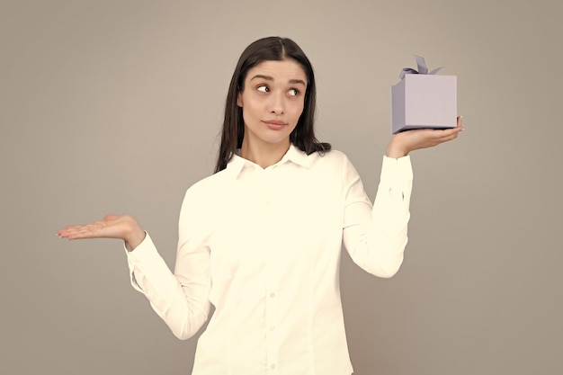 Photo happy birthday woman holding gift box with ribbon studio portrait over gray background