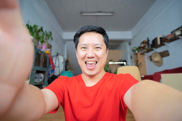 Faccina sorridente del blogger felice che parla con la webcam che registra lo streaming di influencer sui social media di vlog