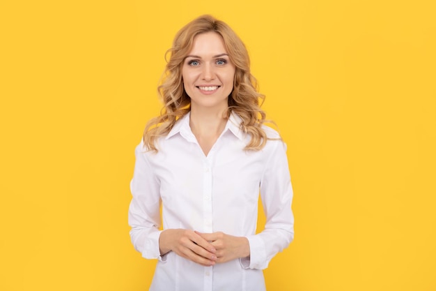 Счастливая блондинка-предпринимательница в белой рубашке босса