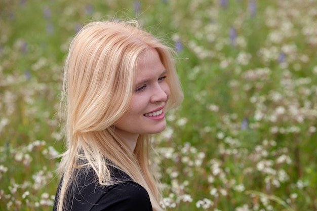 Счастливая блондинка в окружении цветов