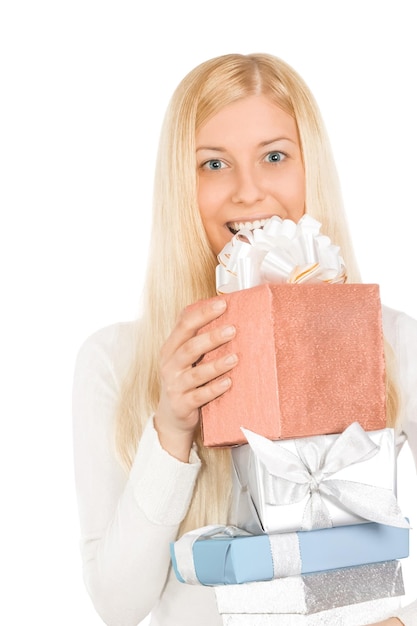 Фото Счастливая блондинка-модель с подарочными коробками в рождественской женщине и подарками в зимний сезон для покупок и праздничного бренда