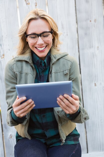 Photo happy blonde using tablet pc