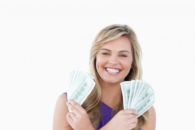 Photo happy blonde woman holding dollar notes