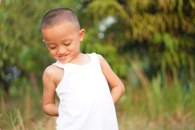 庭で幸せな少年