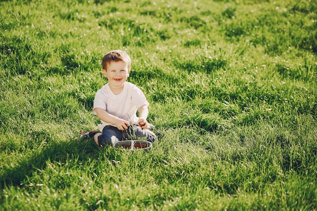 Счастливый мальчик в траве