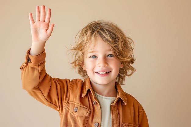 Фото Счастливый мальчик с поднятой рукой и светлыми волосами