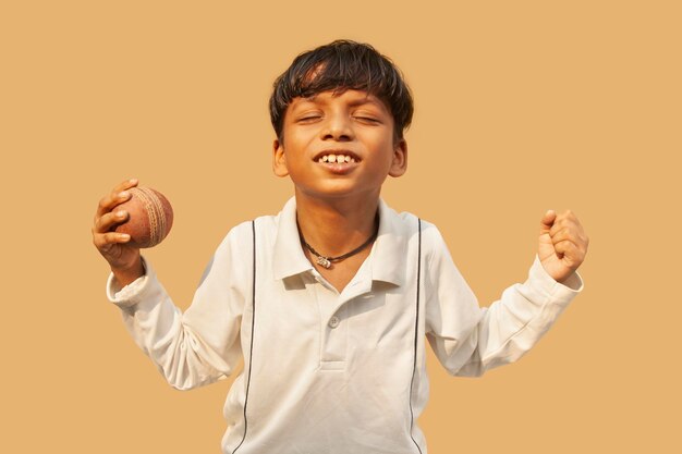 Photo happy boy looking away against gray background