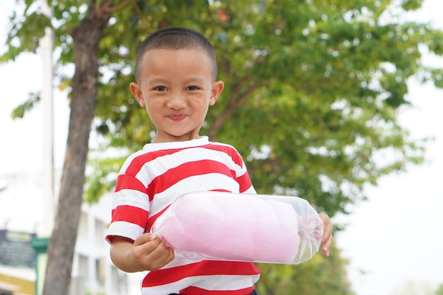 公園で幸せな少年