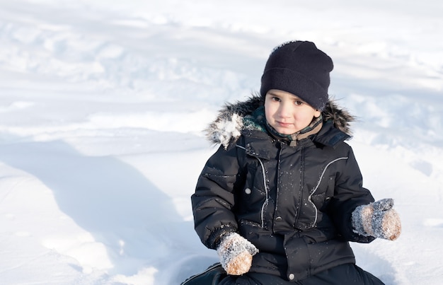 雪で遊んで幸せな少年