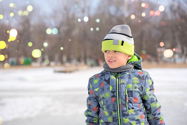 雪の中で遊んで幸せな少年