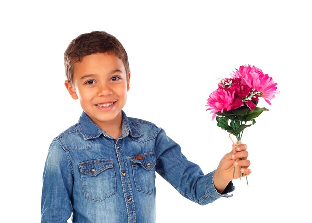 Photo happy boy with a beautiful bouquet of pink flowers