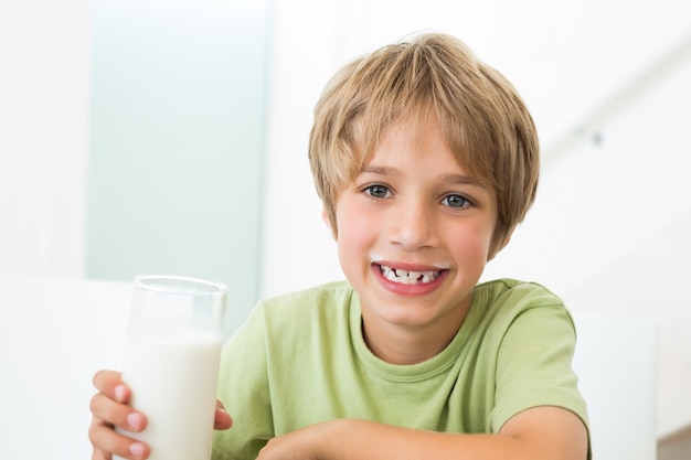 Photo happy boy with glass of milk