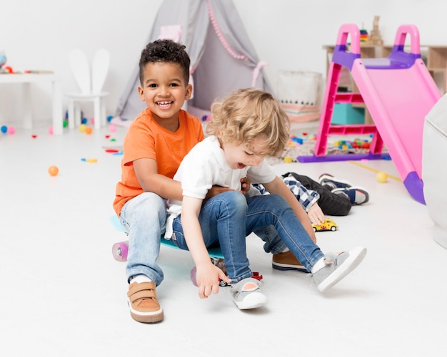 写真 スケートボードで遊んで幸せな少年