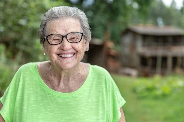 Photo happy brazilian elderly farmer.