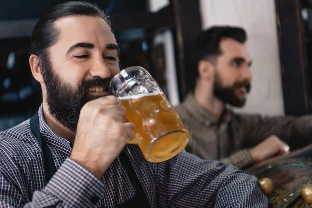 Foto happy brewer proeft ambachtelijke bierproductie.