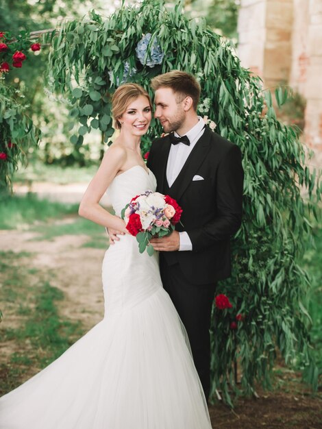 Felice sposa e sposo guardando ogni parte inferiore di ciascuno