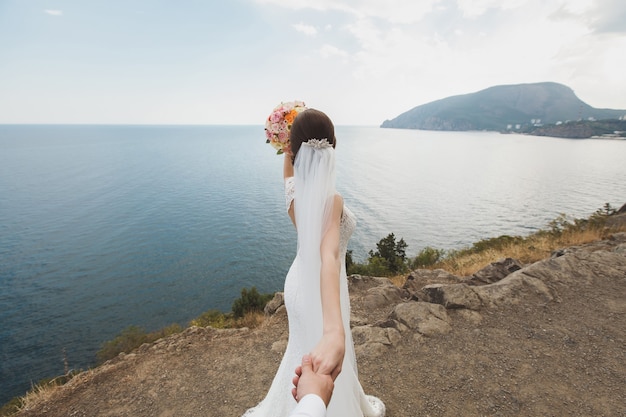 Felice sposa e sposo al loro matrimonio