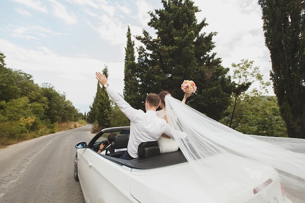 Felice sposa e sposo al loro matrimonio