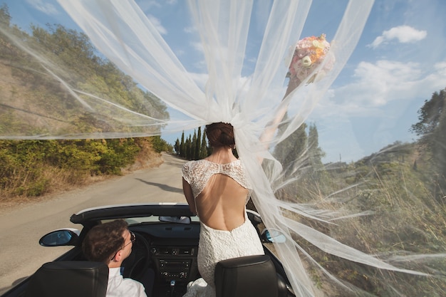 Foto felice sposa e sposo al loro matrimonio