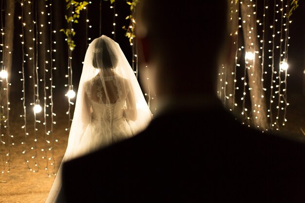 Felice sposa e sposo al loro matrimonio