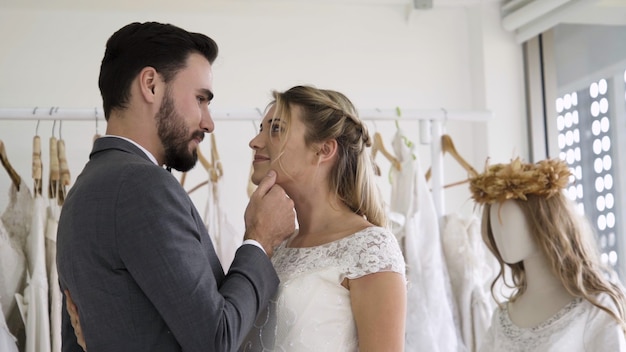 Foto la sposa e lo sposo felici in vestito da sposa si preparano per sposarsi nella cerimonia di nozze