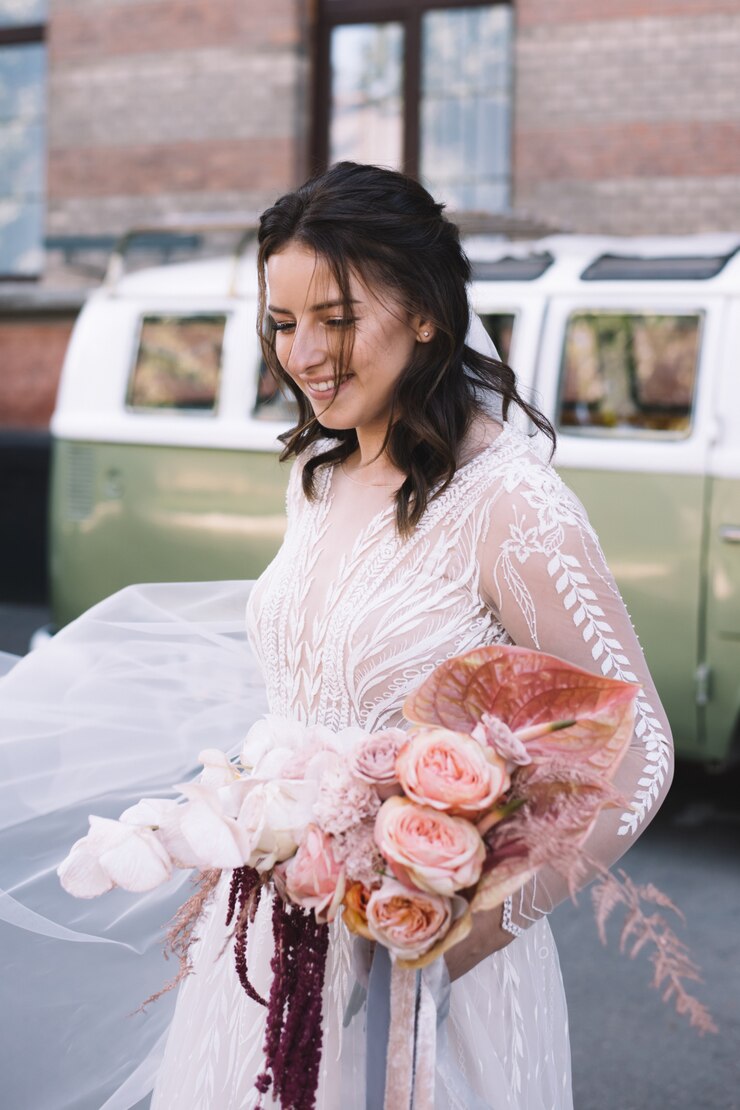 Photo 幸せな花嫁は花束でsmilling