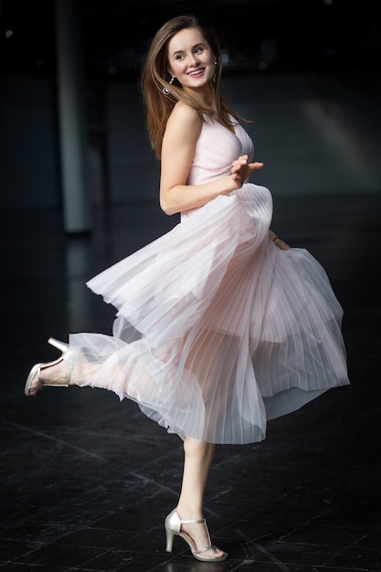 Foto sposa felice nel sorridere del vestito da sposa