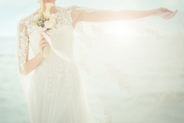 写真 ビーチでボケと幸せな花嫁。