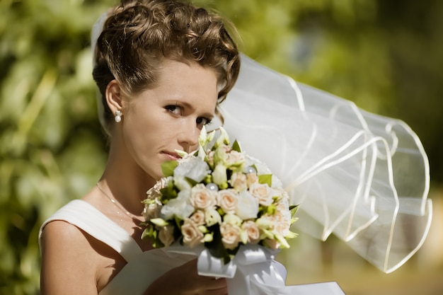 幸せな花嫁。若い女性の結婚式のスタイル