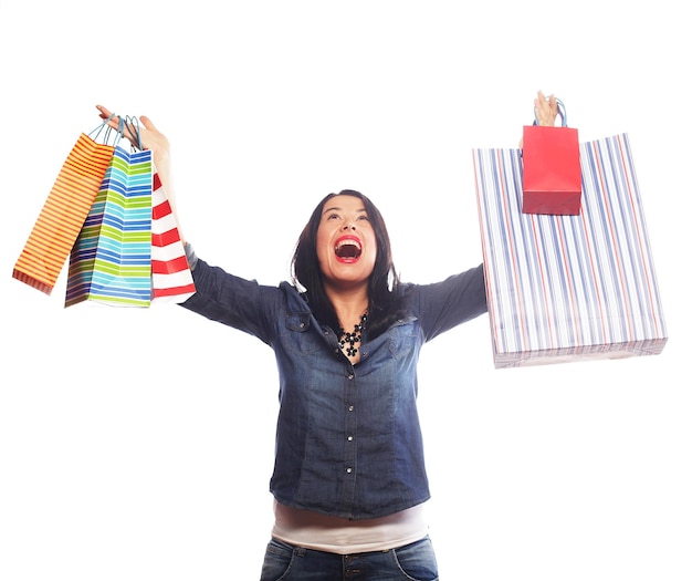 Donna felice del brunette con i sacchetti di shopping