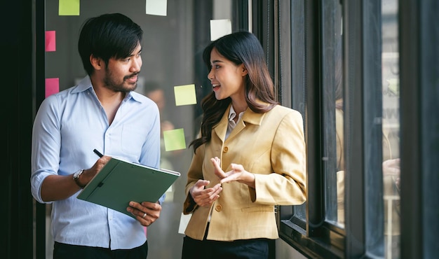 Colleghi di lavoro felici che discutono durante il lavoro in ufficio