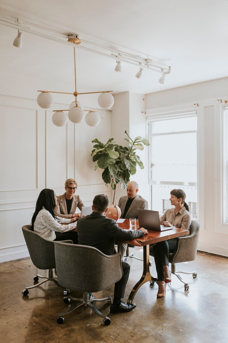 Photo happy business people in a meeting