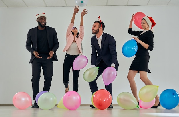 Photo the happy business people playing with baloons