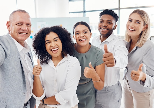 Foto uomini d'affari felici o squadra con il pollice in alto in ufficio per il successo diversità e solidarietà presso l'ufficio aziendale personale aziendale o gestione del gruppo di avvio globale o internazionale in unità e fiducia