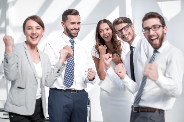 Счастливая бизнес-команда празднует свой успех