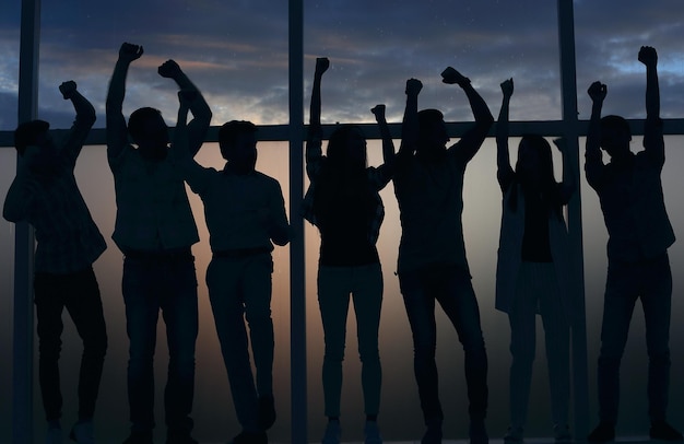 Photo happy business team standing by the window photo with copy space