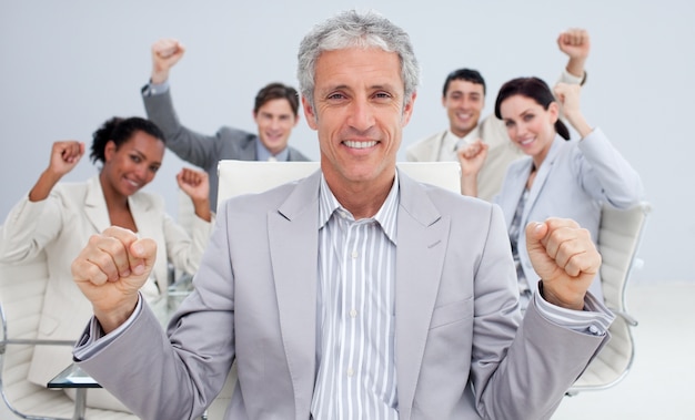 Photo happy businessman celebrating a sucess with his team