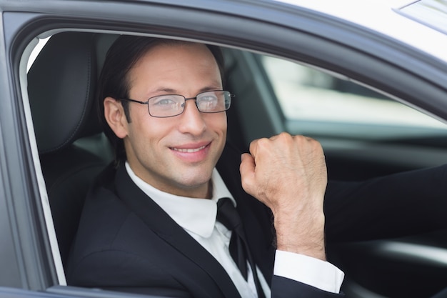 Photo happy businessman in the drivers seat