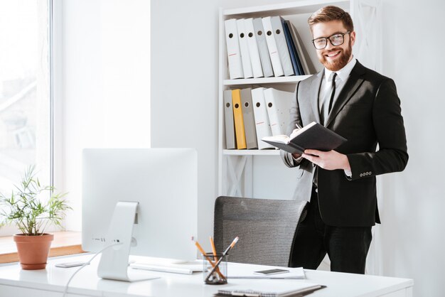 Photo happy businessman holding folder