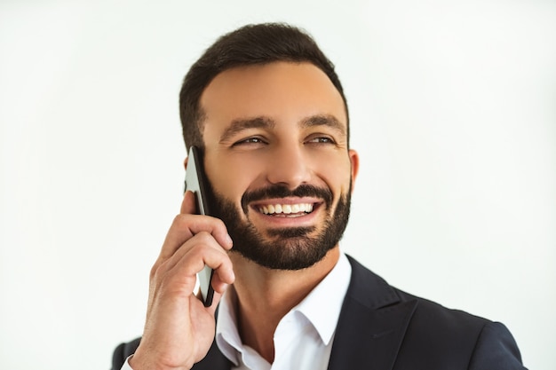 Foto i telefoni d'affari felici sullo sfondo bianco